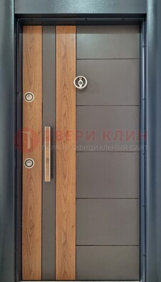 Коричневая входная дверь c МДФ панелью ЧД-01 в частный дом в Чебоксарах