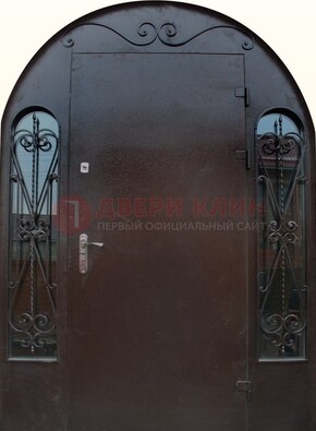 Арочная дверь со стеклом и ковкой ДА-16 под старину в Чебоксарах