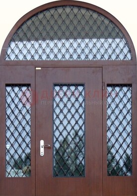 Крепкая стальная арочная дверь со стеклом и ковкой ДА-21 в Чебоксарах