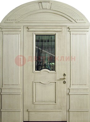 Белая входная дверь массив со стеклом и ковкой ДА-49 в Чебоксарах