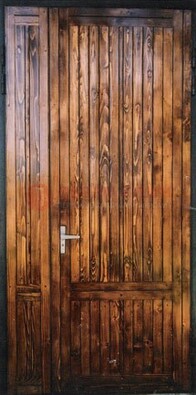 Коричневая металлическая дверь с евровагонкой ДЕ-10 в Чебоксарах