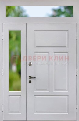 Белая полуторная железная дверь со стеклом и фрамугами ДФГ-10 в Чебоксарах