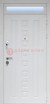 Белая металлическая дверь с фрамугой для коттеджа ДФГ-21 в Чебоксарах