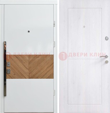 Белая железная дверь МДФ горизонтальной вставкой ДМ-265 в Чебоксарах