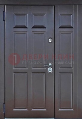 Тёмная двухстворчатая входная дверь для коттеджа с МДФ ДМ-533 в Чебоксарах