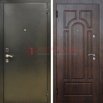 Железная темно-серая дверь с порошковым напылением и МДФ Тисненый орех ДП-275 в Чебоксарах