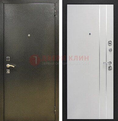 Железная темная дверь с порошковым покрытием и белая МДФ с молдингами  ДП-296 в Чебоксарах