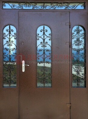 Железная парадная дверь со стеклом и ковкой ДПР-16 для общественных зданий в Чебоксарах