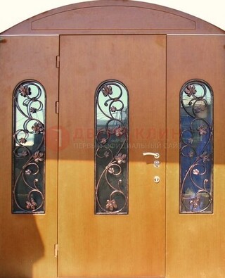 Парадная дверь со стеклянными вставками и ковкой ДПР-28 в общественное здание в Чебоксарах