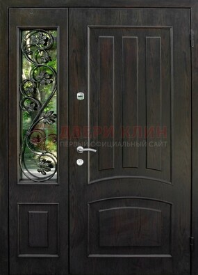 Парадная дверь со стеклянными вставками и ковкой ДПР-31 в кирпичный дом в Чебоксарах
