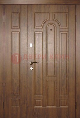 Двухстворчатая коричневая парадная дверь ДПР-48 в Чебоксарах