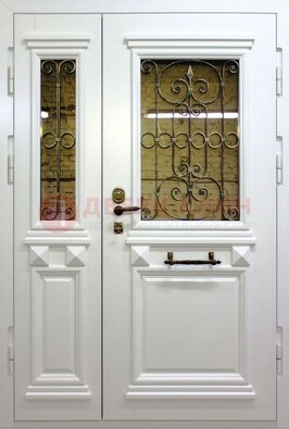 Белая парадная металлическая дверь со стеклом и ковкой ДПР-83 в Чебоксарах