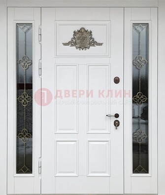 Белая входная парадная дверь со стеклом и ковкой ДПР-92 в Чебоксарах