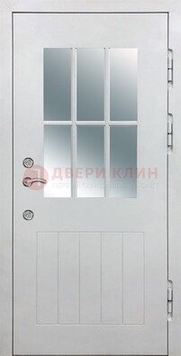 Белая уличная дверь со стеклом ДС-30 в Чебоксарах