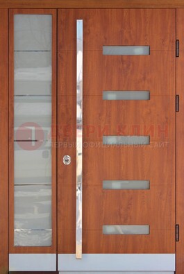 Коричневая металлическая дверь со стеклом ДС-72 в Чебоксарах