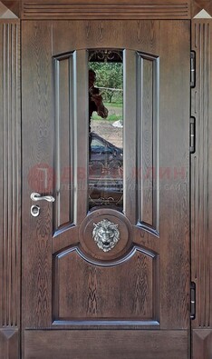 Коричневая уличная дверь со стеклом и ковкой ДСК-107 в Чебоксарах