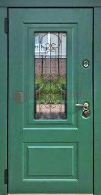 Зеленая металлическая дверь со стеклом и ковкой ДСК-113 в Чебоксарах