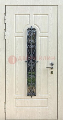 Светлая стальная дверь со стеклом и ковкой ДСК-118 в Чебоксарах