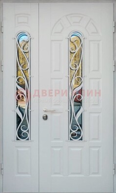 Распашная стальная дверь со стеклом и ковкой в белом цвете ДСК-120 в Чебоксарах