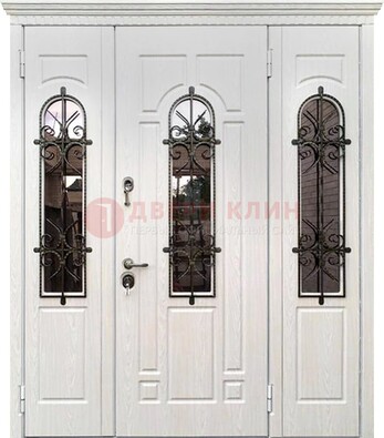 Белая распашная стальная дверь со стеклом и ковкой ДСК-125 в Чебоксарах