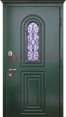 Темно-зеленая входная дверь со стеклом и ковкой ДСК-129 в Серпухове