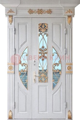 Белая полуторная железная дверь со стеклом ковкой ДСК-135 в Чебоксарах