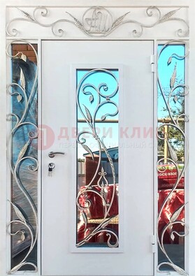 Белая входная дверь порошок со стеклом и ковкой ДСК-165 в Чебоксарах