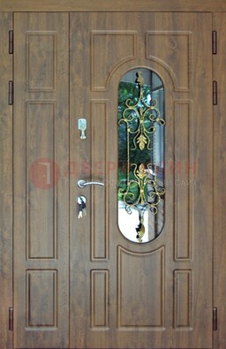 Коричневая полуторная дверь со стеклом и ковкой ДСК-198 в Смоленске