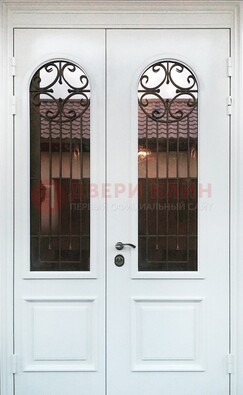 Белая стальная дверь стекло с ковкой и филенкой ДСК-201 в Чебоксарах
