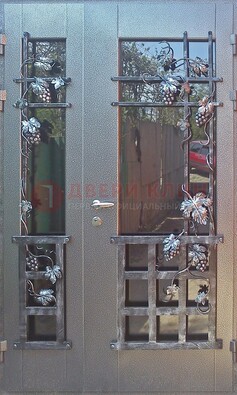Распашная уличная дверь Порошок со стеклом и ковкой ДСК-221 в Чебоксарах
