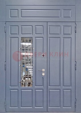 Серая двухстворчатая дверь Винорит со стеклом и ковкой ДСК-234 RAL 7024 в Чебоксарах