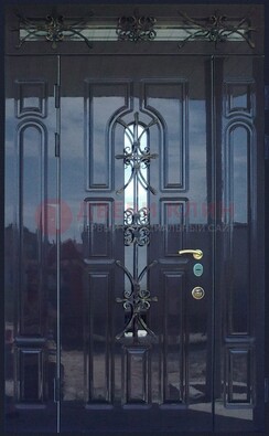 Глянцевая полуторная дверь Винорит стекло и ковка ДСК-275 в Чебоксарах
