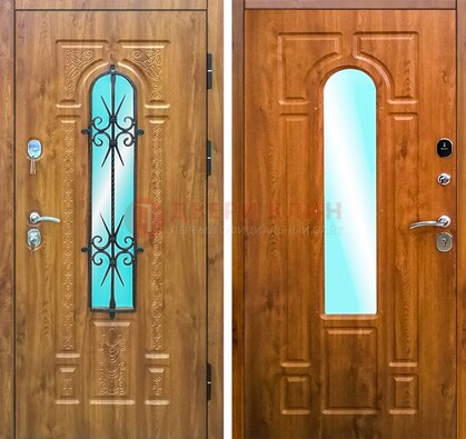 Входная дверь со стеклом и ковкой ДСК-54 для частного дома в Чебоксарах