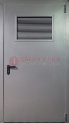 Серая железная техническая дверь с вентиляционной решеткой ДТ-12 в Чебоксарах
