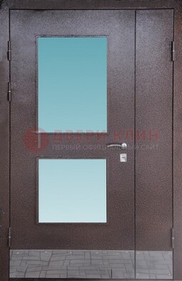 Коричневая тамбурная дверь со стеклянными вставками ДТМ-21 в Чебоксарах