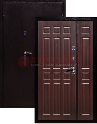 Коричневая металлическая тамбурная дверь ДТМ-24 в Чебоксарах