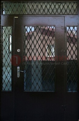 Коричневая тамбурная дверь со стеклянными вставками и ковкой ДТМ-32 в Чебоксарах