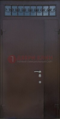Коричневая тамбурная дверь со стеклянными вставками и ковкой ДТМ-39 в Дзержинском
