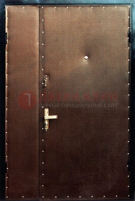 Коричневая тамбурная дверь с оформлением ДТМ-40 в Чебоксарах