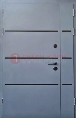 Серая металлическая тамбурная дверь с молдингами ДТМ-42 в Чебоксарах
