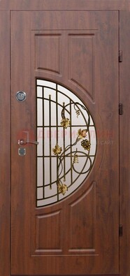 Стальная коричневая дверь с виноритом и ковкой ДВТ-82 в Чебоксарах