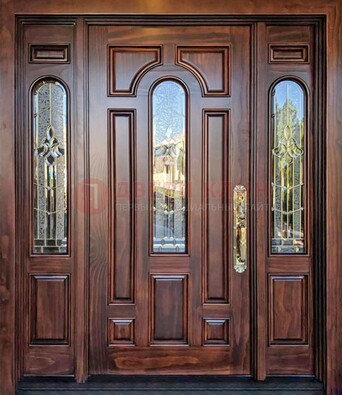 Железная классическая дверь с массивом дуба и витражом ВЖ-18 в Чебоксарах