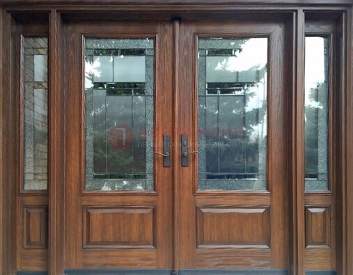 Распашная стальная дверь с массивом с витражом и фрамугами ВЖ-21 в Чебоксарах