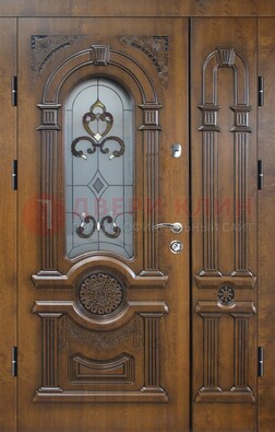 Коричневая двухстворчатая железная дверь с МДФ и витражом ВЖ-32 в Чебоксарах