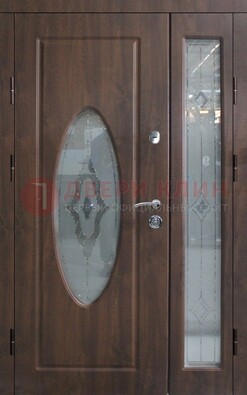 Коричневая двухстворчатая железная дверь с МДФ и витражом ВЖ-33 в Чебоксарах
