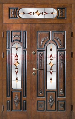 Коричневая двухстворчатая железная дверь с МДФ и витражом ВЖ-36 в Чебоксарах